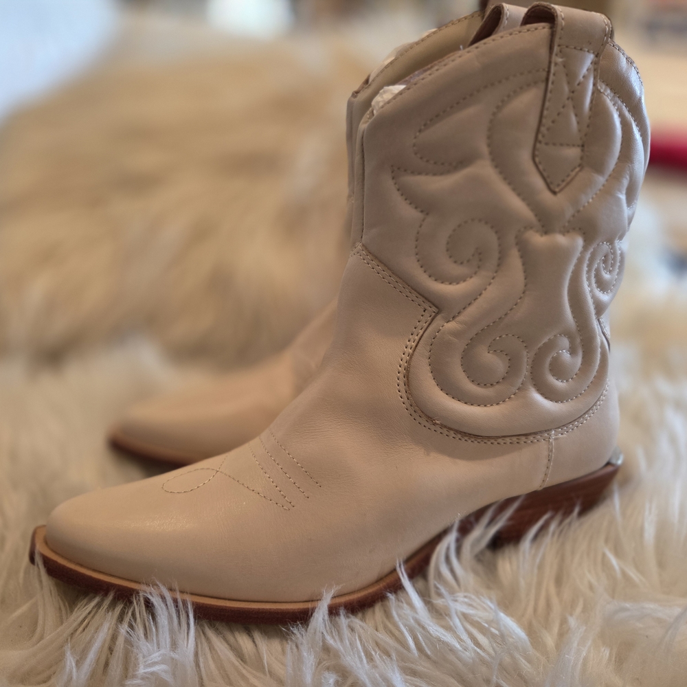 SCHUTZ Western Boots (Egg Shell) 7.5